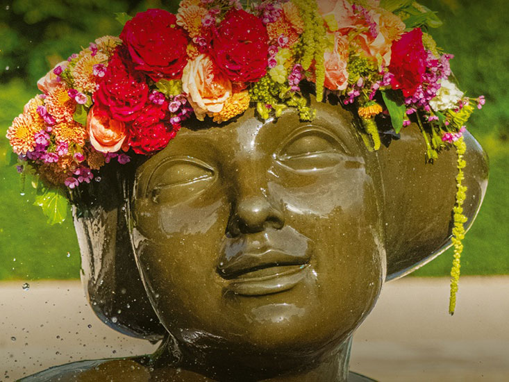 BKL vizuál - socha s vencom z kvetov