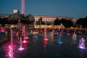 Námestie slobody Fontána Družba s farebnými efektami