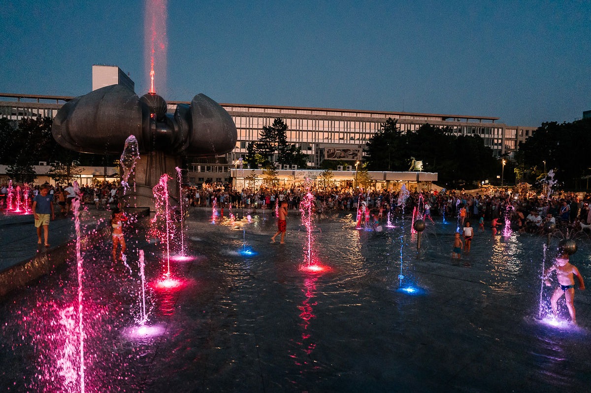 Fontána zahrá farbami