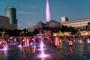 Námestie slobody Fontána Družba s farebnými efektami