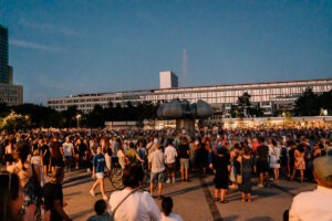 Námestie slobody naplnené účastníkmi podujatia