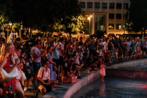 Fontána Družba na Námestí slobody s účastníkmi podujatia