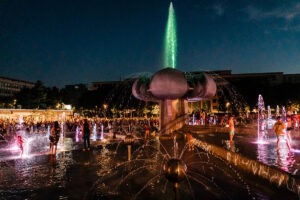 Námestie slobody Fontána Družba hrá farbami