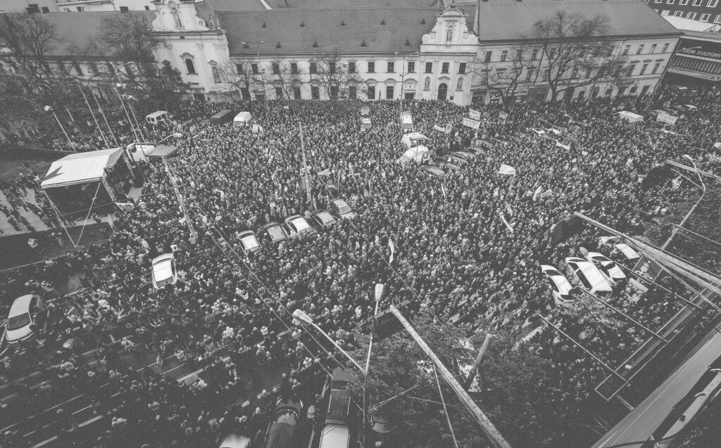 Demonštrácia počas Nežnej revolúcie v roku 1989. Foto Juraj Bartoš