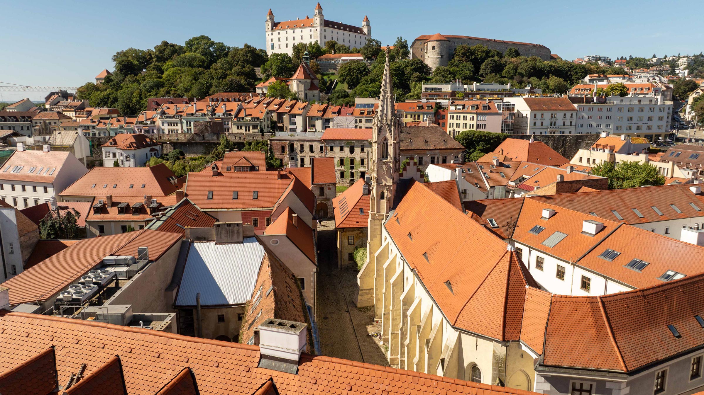 Koncertná sieň Klarisky - pohľad na budovu z drona