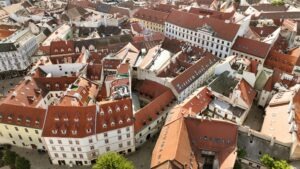 Dronový záber na Staré Mesto a historický meštiacky dom na Bielej 6