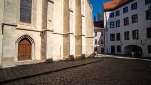 Vchod do Koncertnej siene Klarisky, Farská 4