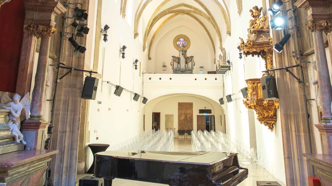 Koncertná sieň Klarisky, interiér s krídlom Petrof