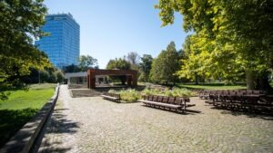 Kultúrna scéna v Sade Janka Kráľa, pódium s hľadiskom