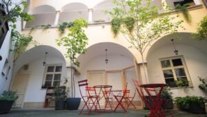 Biela 6, nádvorie s arkádami