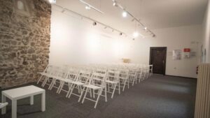 Biela 6, miestnosť na poschodí pre kultúrne a komunitné podujatia