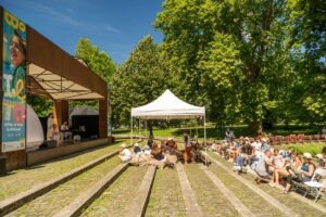 Kultúrna scéna v SJK, návštevníci*čky pod strieškou počas podujatia