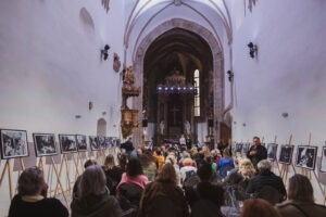 Výstava Moment Dotyk smrti II. v Koncertnej sieni Klarisky