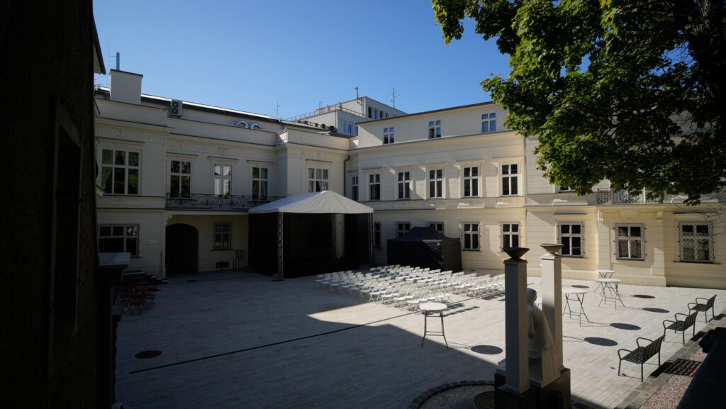 Dom hudby - nádvorie