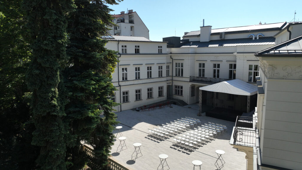 Dom hudby - nádvorie pripravené na podujatie