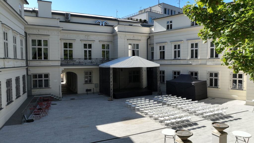 Dom hudby - nádvorie s pódiom