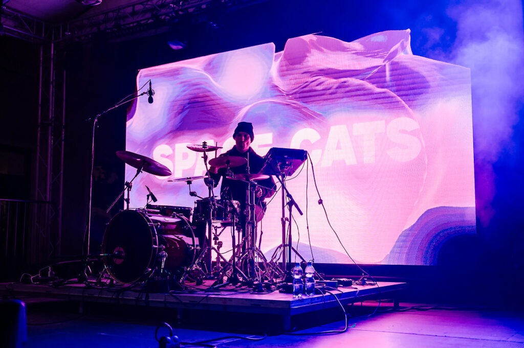 Bubeník z kapely Space Cats. Festival mladého vína 2025