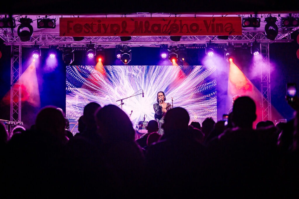 Speváčka - Ovarius vystupuje na Festivale mladého vína 2025
