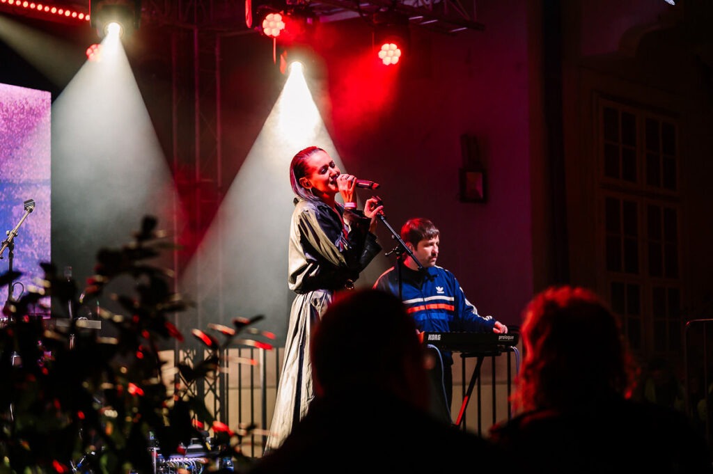 Ovarius spieva do mikrofónu 