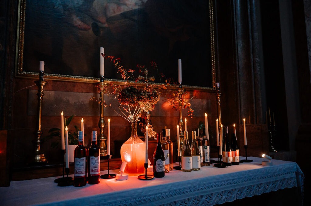 Mladé vína pripravené na požehnanie v Kaplnke sv. Ladislava