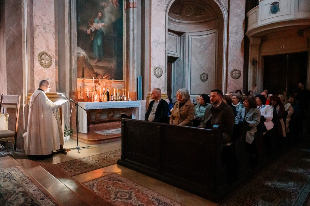 Kaplnka sv. Ladislava počas bohoslužby