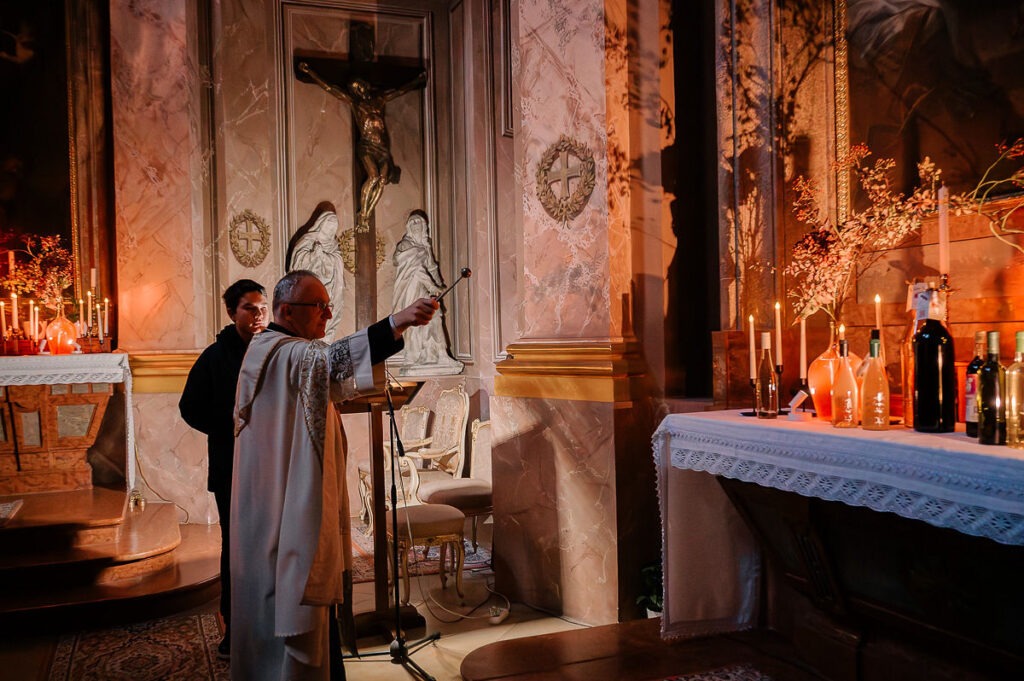 Kaplnka sv. Ladislava - požehnanie mladého vína. Požehnáva ThDr. Peter Slepčan, farár z farnosti Sv. Martina