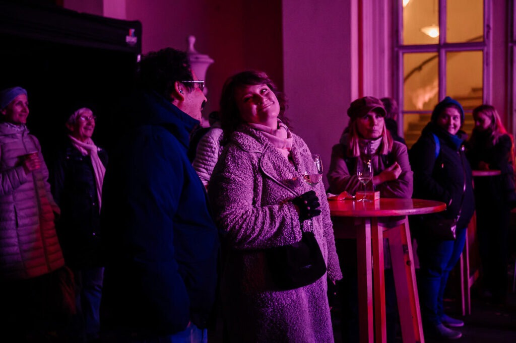 Návštevníčky a návštevníci Festivalu mladého vína 2025 ochutnávajú a popíjajú víno