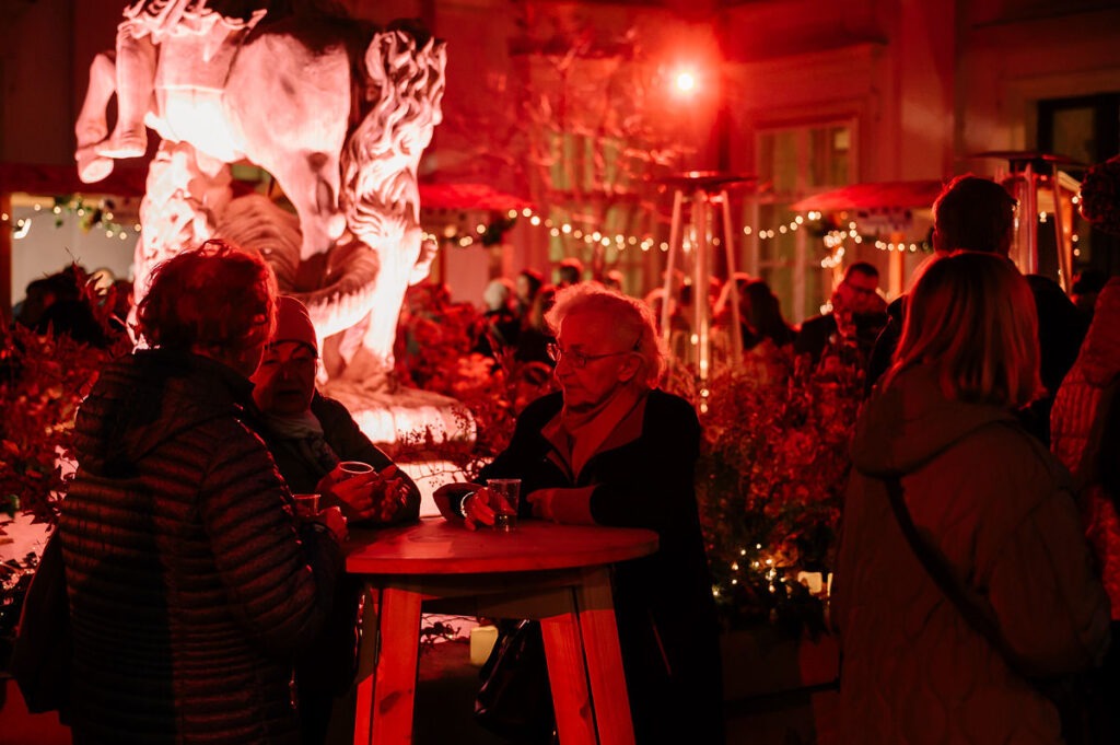 Staršie dámy ochutnávajú víno na Festivale mladého vína 2025