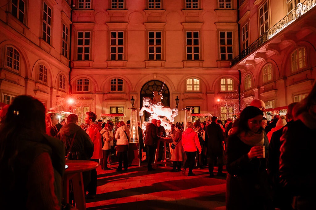 Nádvorie sv. Juraja plné návštevníkov*čok Festivalu mladého vína, mnohí*é s pohárom v ruke