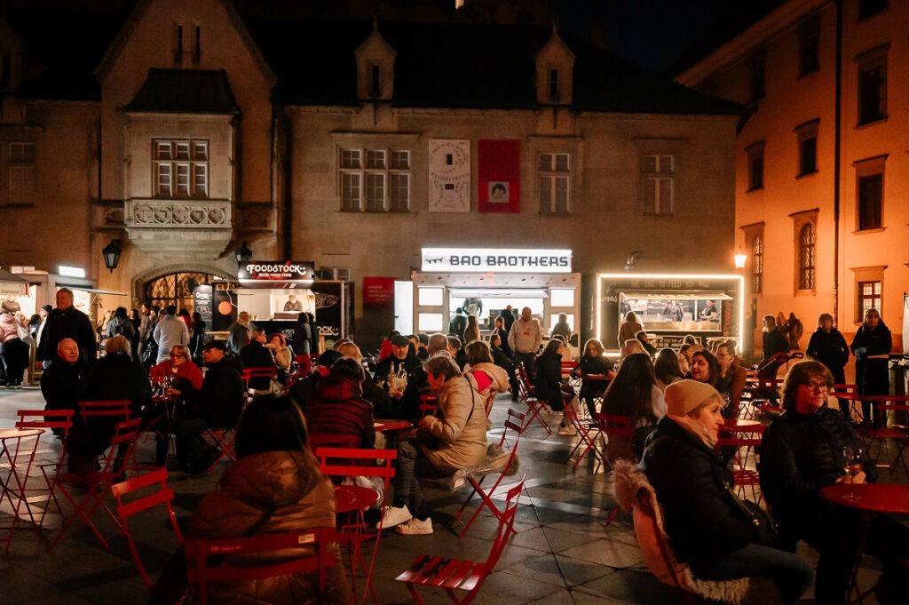 Primaciálne námestie s červenými setmi Sadni si! plné návštevníkov a návštevníčok Festivalu mladého vína 2025