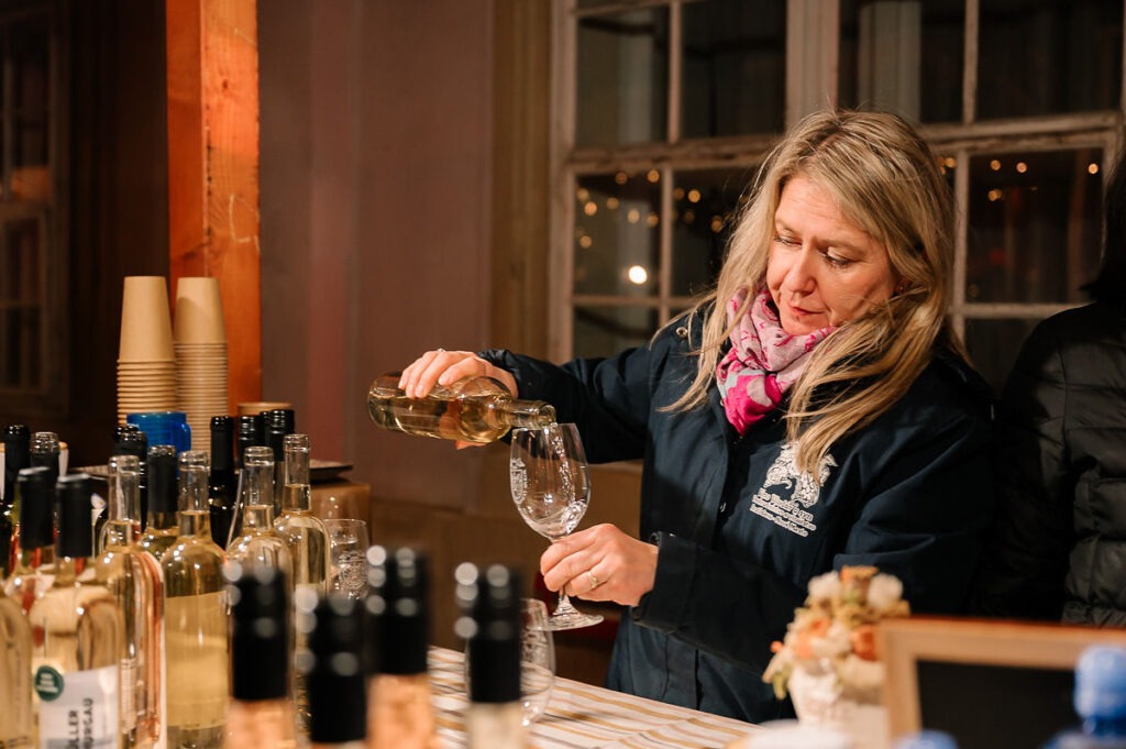 Vinárka nalieva víno počas Festivalu mladého vína 2025