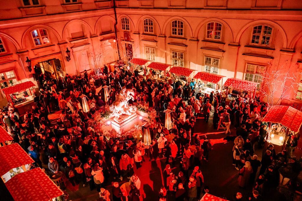 Nádvorie sv. Juraja v podvečer počas Festivalu mladého vína 2025