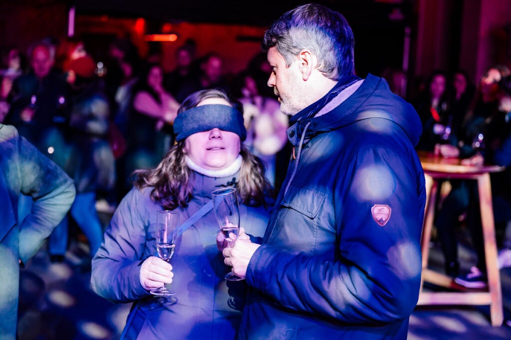 Žena so zaviazanými očami a muž ochutnávajú mladé víno počas kvízu v rámci Festivalu mladého vína 2025