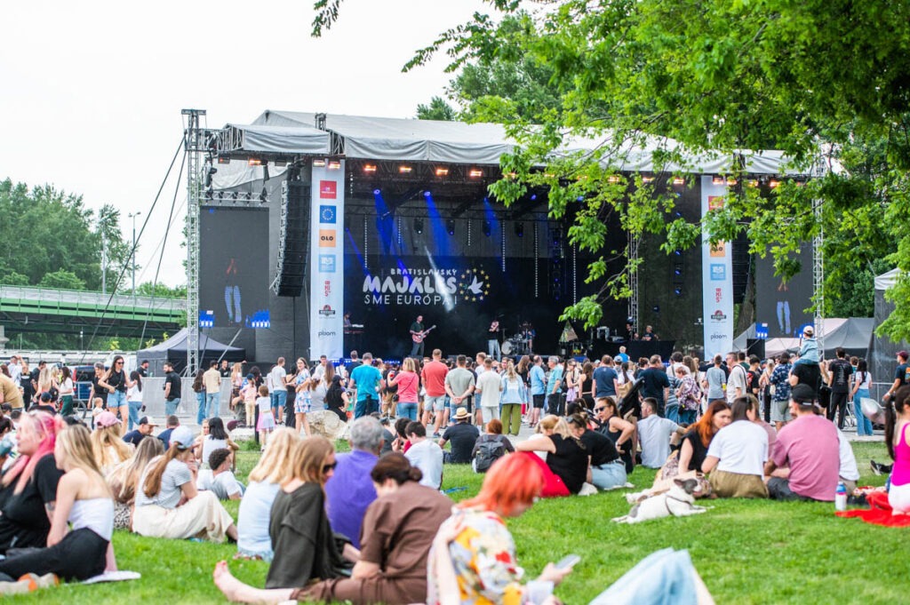 Bratislavský majáles, Stage a publikum sediace na tráve