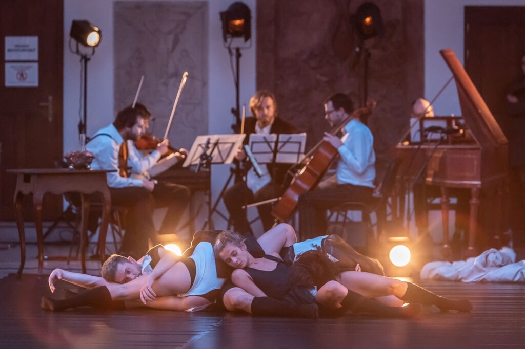 Codes of Bach 2023, Hudobníci a tanečníci počas vystúpenia. Foto Babjaková