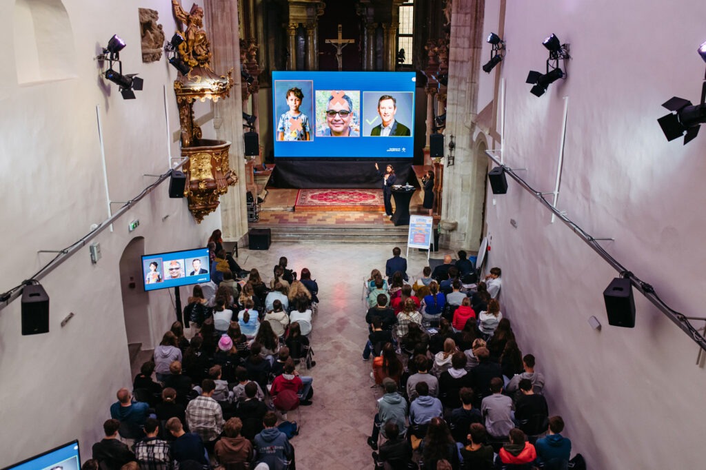 Cinedu 2024, Koncertná sieň Klarisky počas podujatia, dominuje veľká obrazovka