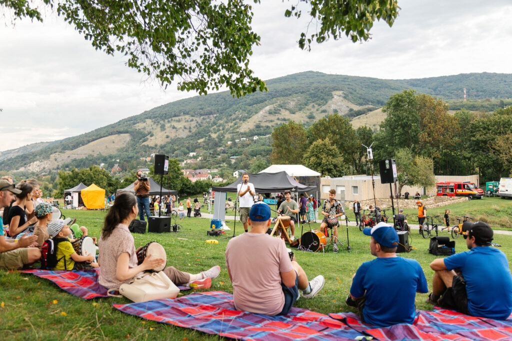 Devín pre všetkých 2025, návštevníci sediaci na dekách počas podujatia