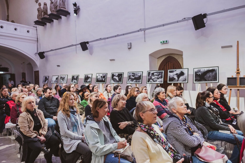 Dotyk smrti 2025 v Koncertnej sieni Klarisky, návštevníci na výstave