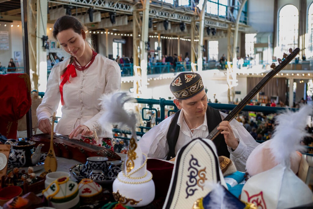 Festival Žijeme na Slovensku 2025, ľudia v krojoch na podujatí