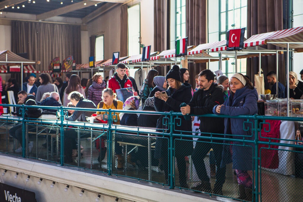 Festival Žijeme na Slovensku 2025, balkón plný návštevníkov v Starej tržnici