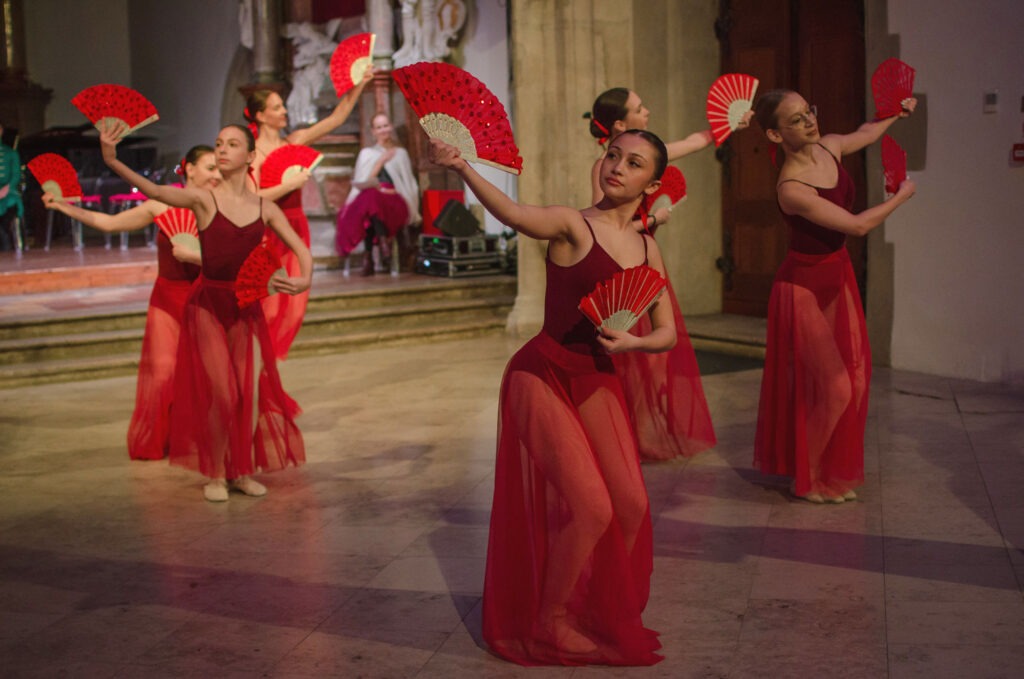 Kaleidoskop rytmov 2024, foto tanečníc v červených šatách s vejármi