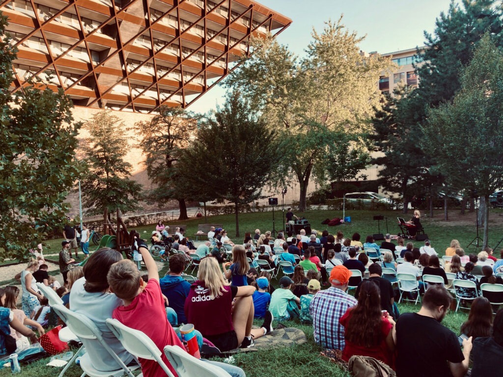 Kopec susedov 2025, sediaci návštevníci pred budovou Slovenského rozhlasu