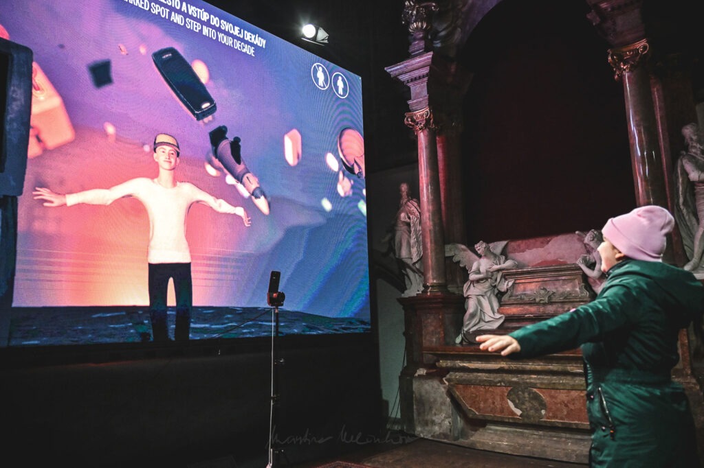 Medialab 2024, dieťa pred interaktívnou obrazovkou. Foto Martina Mlcuchova