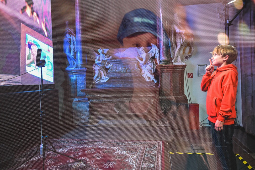 Medialab 2024, chlapec stojí pred interaktívnou obrazovkou. Foto Martina Mlcuchova