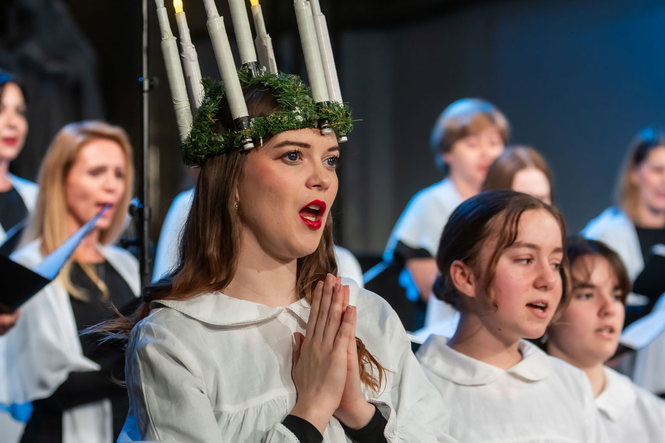 SZUS Macharova, fotografia z koncertu. Na fotografii sú zboristky v bielom oblečení