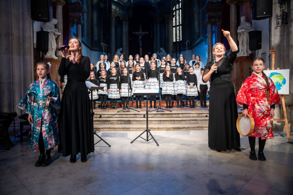 SZUS Macharova, foto z koncertu, v popredí sólistky, za nimi stojí zbor