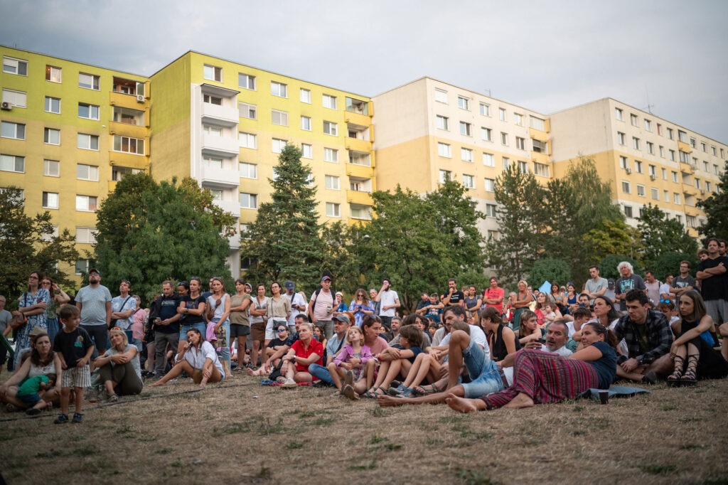 Spomienka na Deža, publikum sediaci na trávniku na Fedákovej