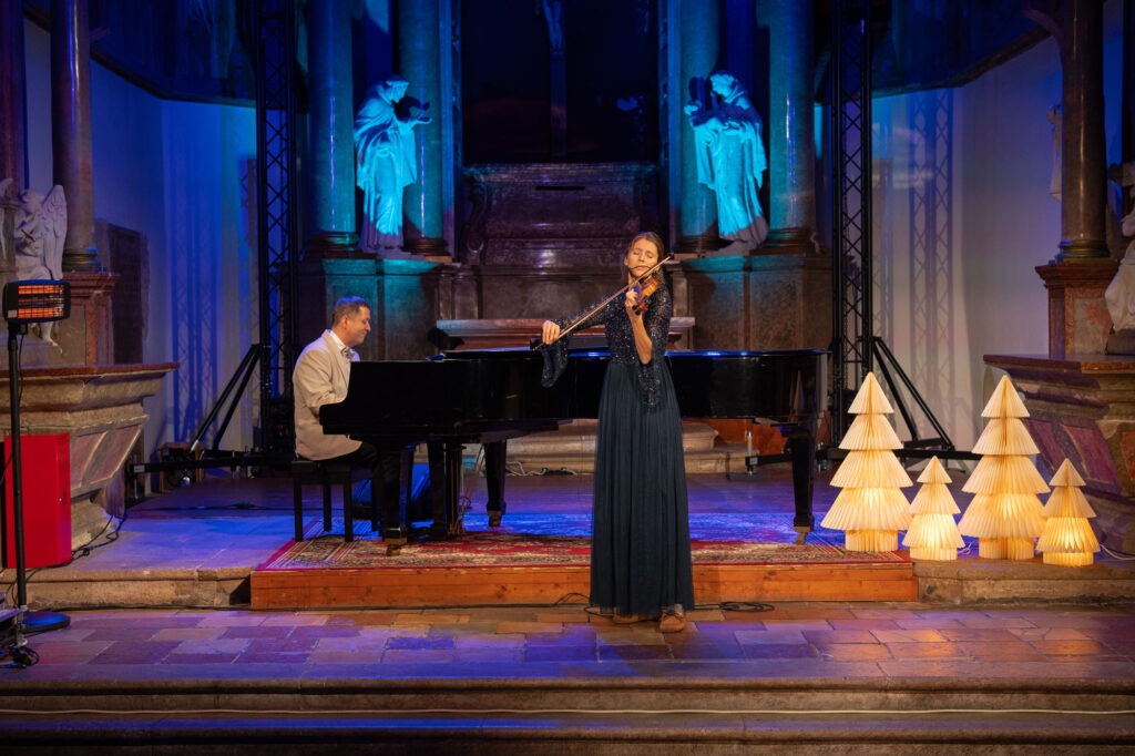 Vianočný koncert Dua Acoustic v Koncertnej sieni Klarisky 2025, Autor Raymond Petrik