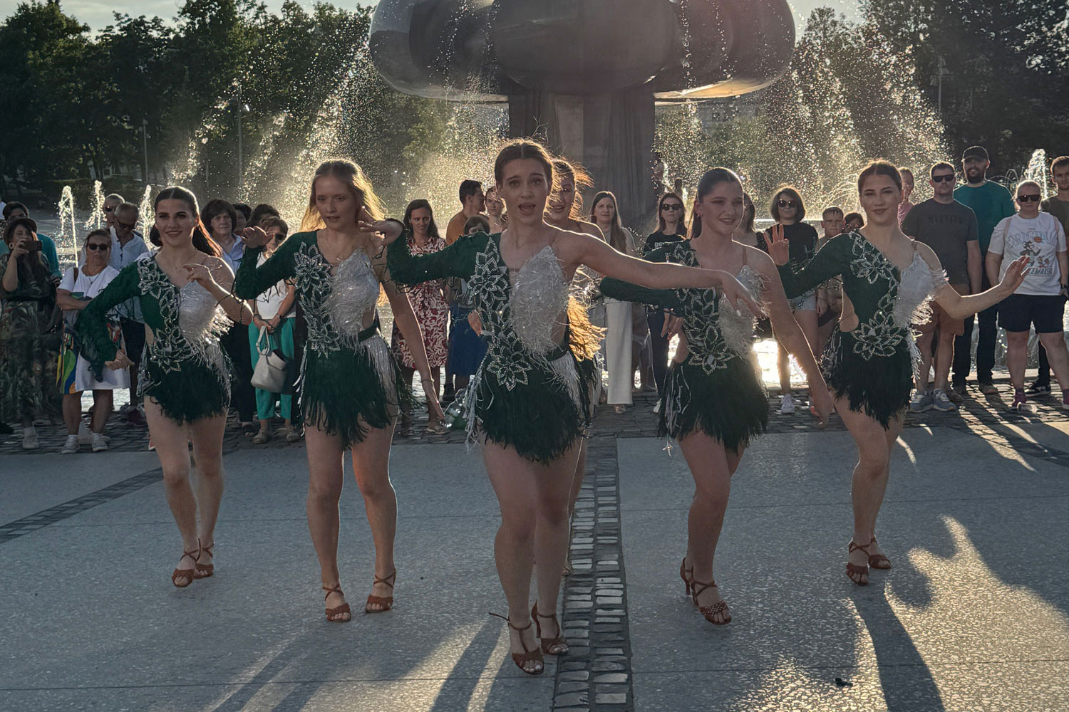 Tanec pri fontáne 2025, foto tancujúcich osôb